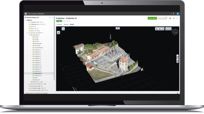 Một chiếc laptop hiển thị iTwin Capture Modeler với mô hình số tái tạo của một cơ sở công nghiệp nhỏ trên màn hình. Nhiều tùy chọn menu và công cụ hiển thị trong giao diện.