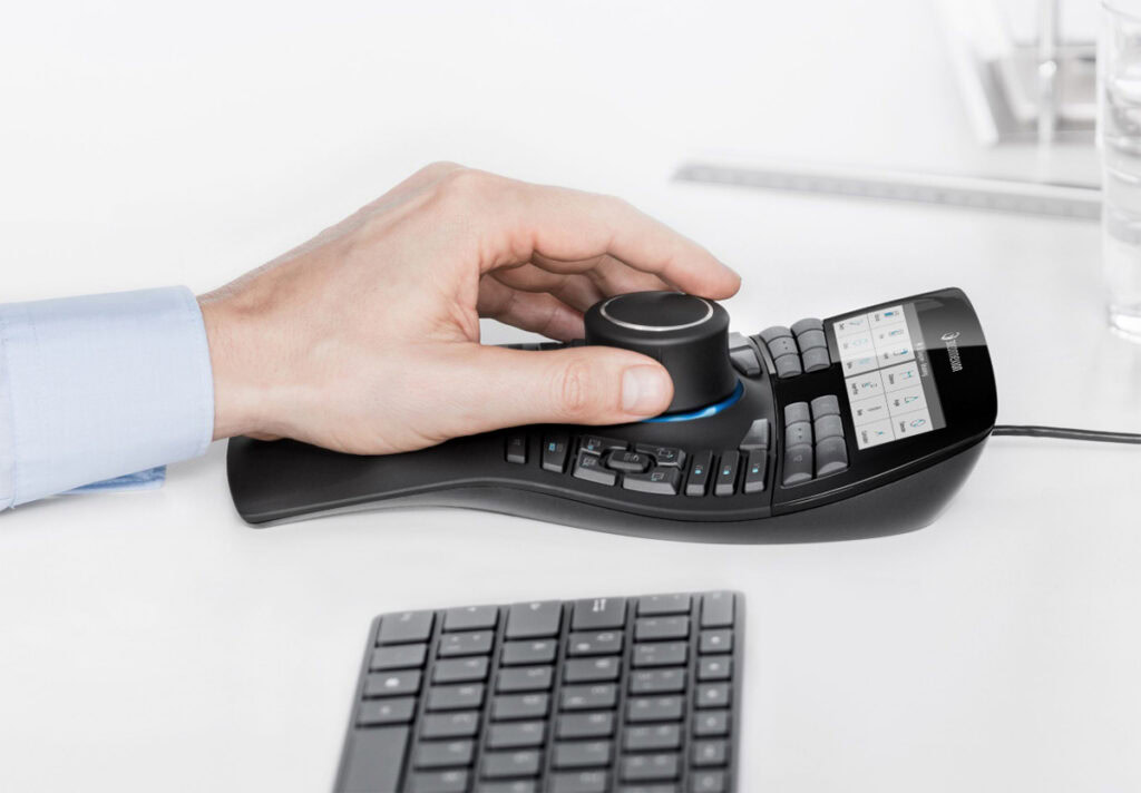 Người dùng Space Mouse điều hướng mô hình 3D lớn, tối ưu cho MicroStation 2026.