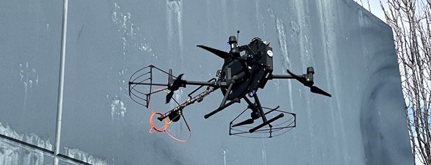 Robot và UAV tham gia thu thập dữ liệu công trình cầu.