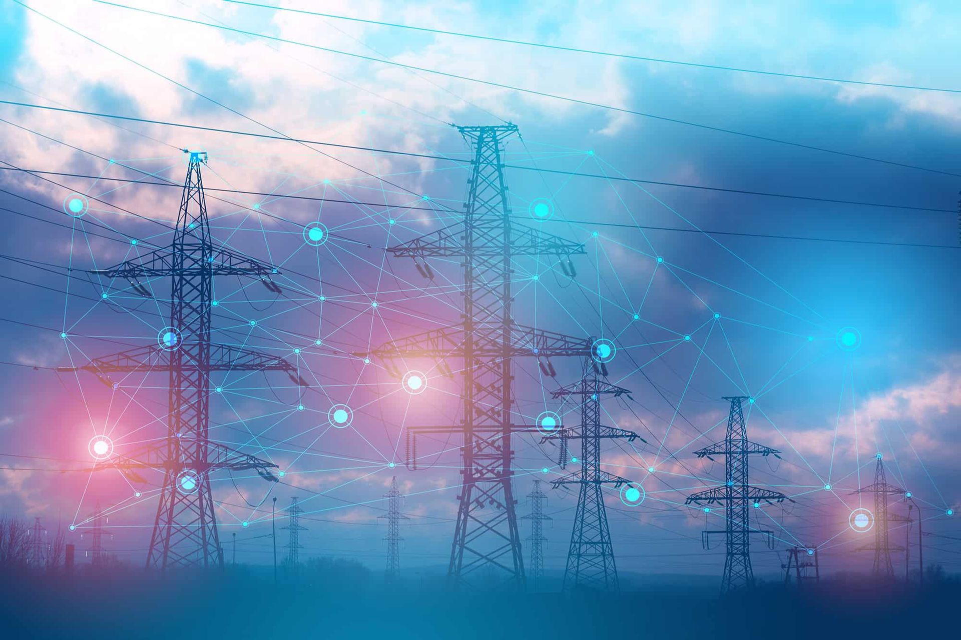 Đường dây truyền tải cao thế và pylons dưới trời mây, lồng ghép lớp đồ họa mạng kỹ thuật số tượng trưng cho lưới thông minh.