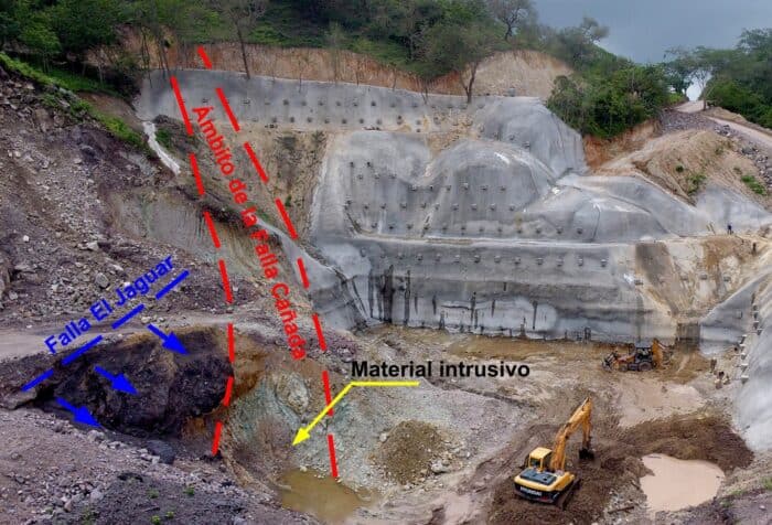 Địa hình phức tạp và nguy cơ sạt trượt tại khu vực cửa hầm, ảnh chụp công trình ở trạng thái chưa ổn định